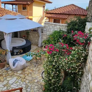 Porta Homestay Qeparo